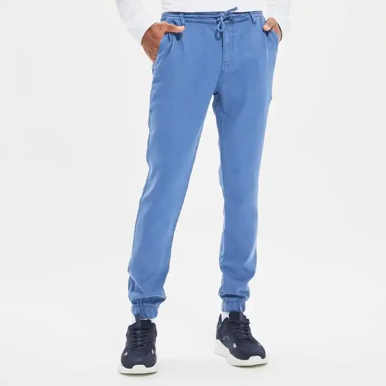 Erkek Modasında Mavi Jogger Pantolon ile Rahatlık ve Şıklığın Buluşması