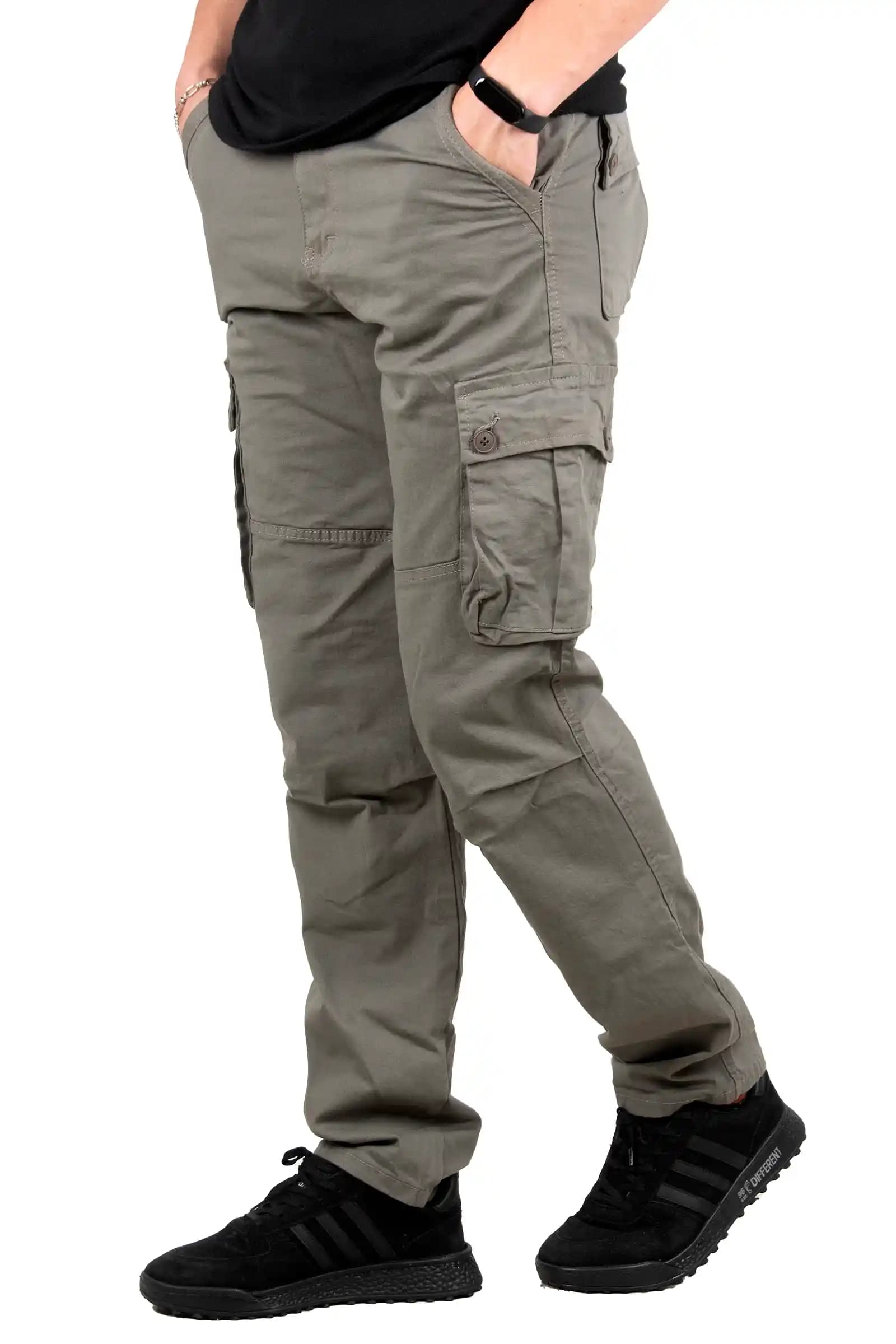 Erkek Modasında Yandan Cepli Pantolonlar: Şıklık ve İşlevselliğin Modern Yüzü