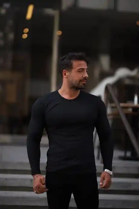 Erkek Siyah Body: Moda Dünyasında Zamansız ve Çok Yönlü Bir Parça Tanıtımı