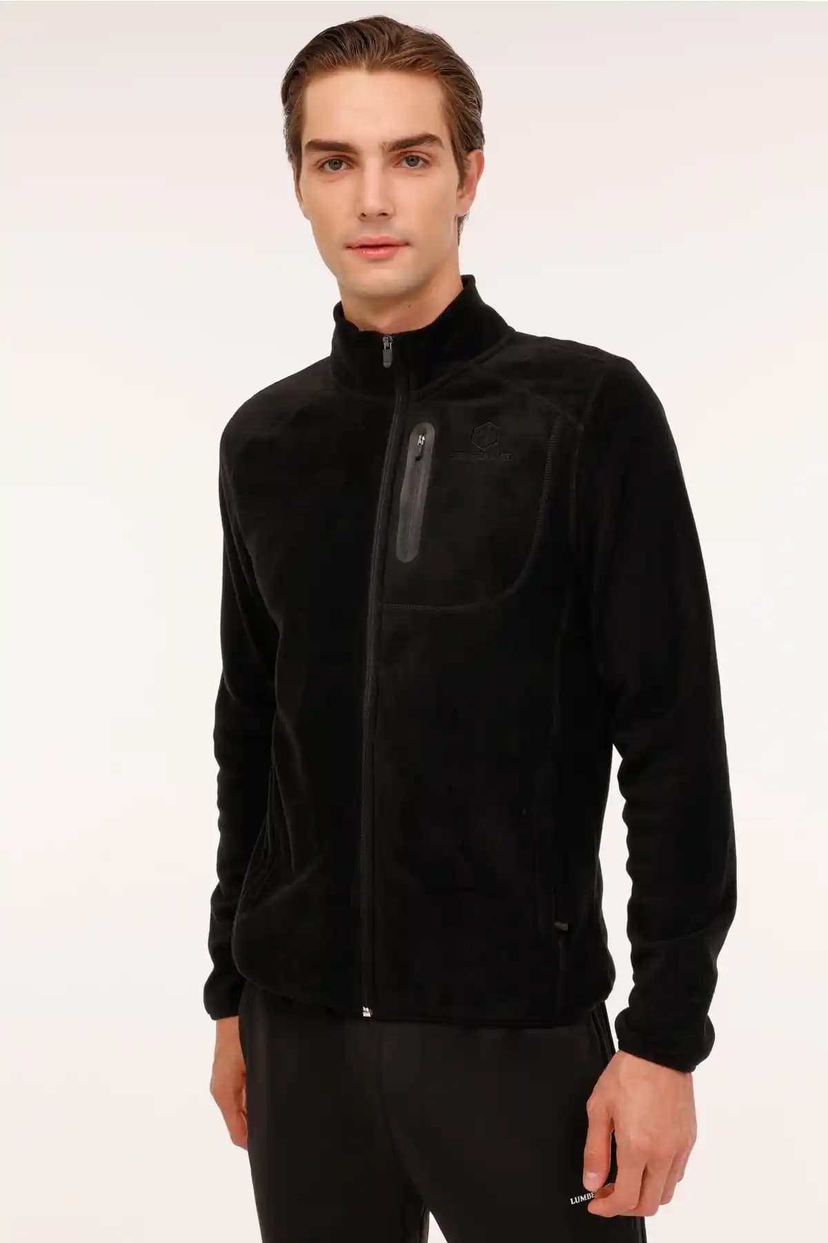 Erkek Siyah Polar Modası ve Stil Önerileri: Konfor ve Şıklığın Buluşması