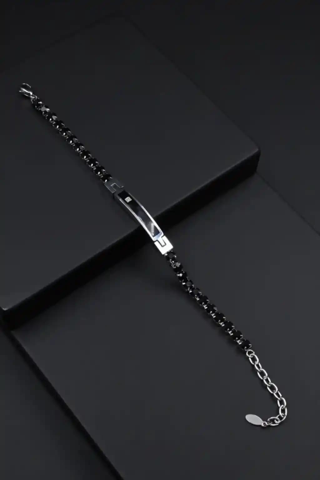 Erkek Takı Markaları ve Moda Trendleri: Şıklık ve Tarzın Güncel Simgeleri