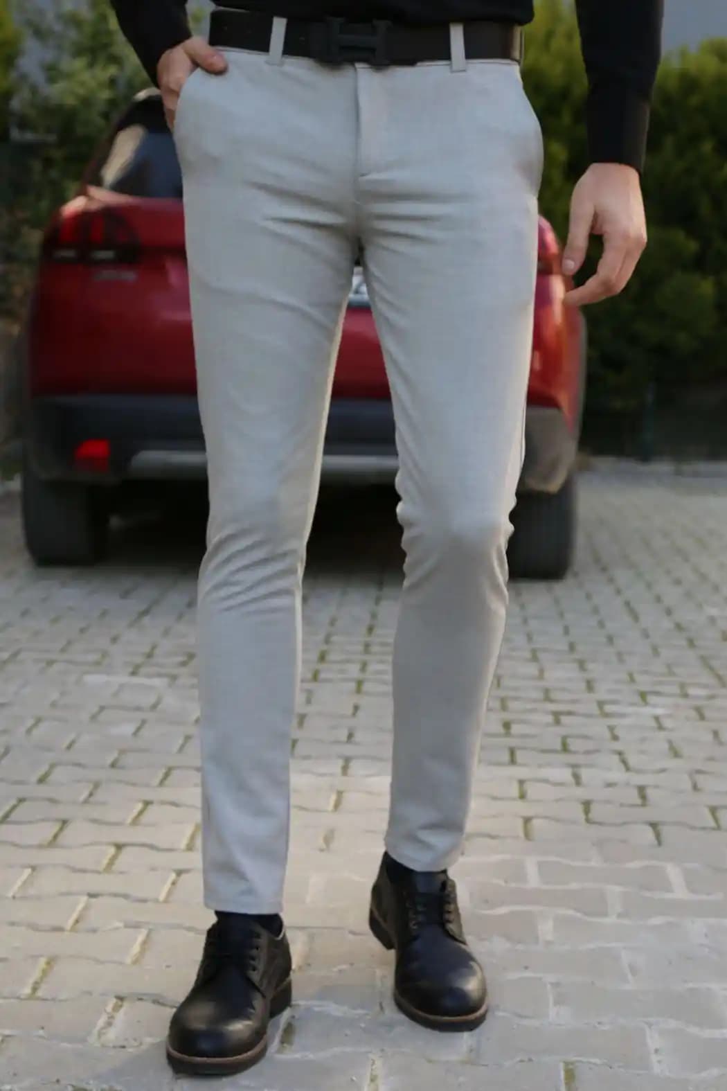 Erkekler İçin Açık Gri Pantolon Kombinleri: Günlük ve Resmi Şıklık Rehberi