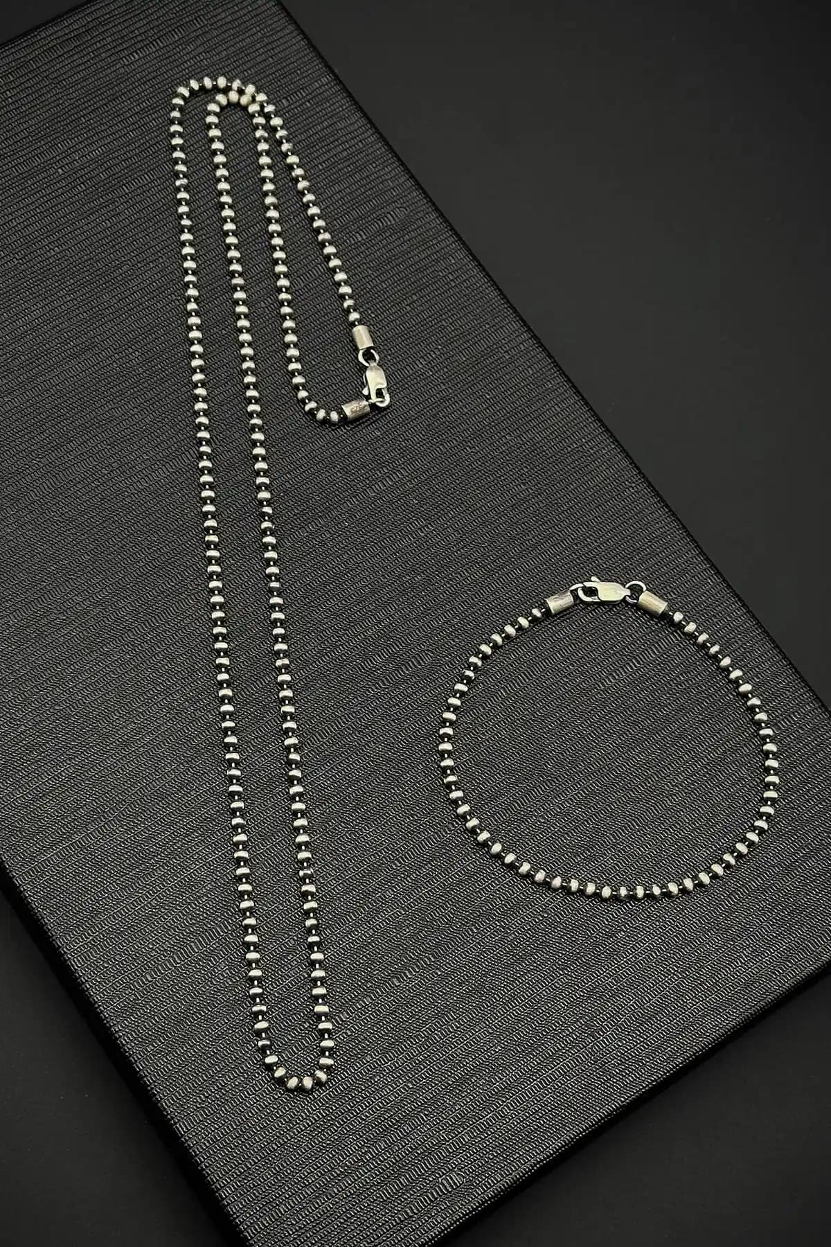 Erkekler İçin Bileklik ve Kolye Modası: Stilinizde Fark Yaratmanın Yolları