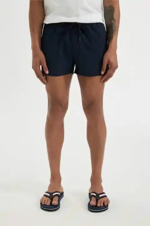 Erkekler İçin Deniz Kıyafetleri: Güncel Trendler ve Şık Seçenekler