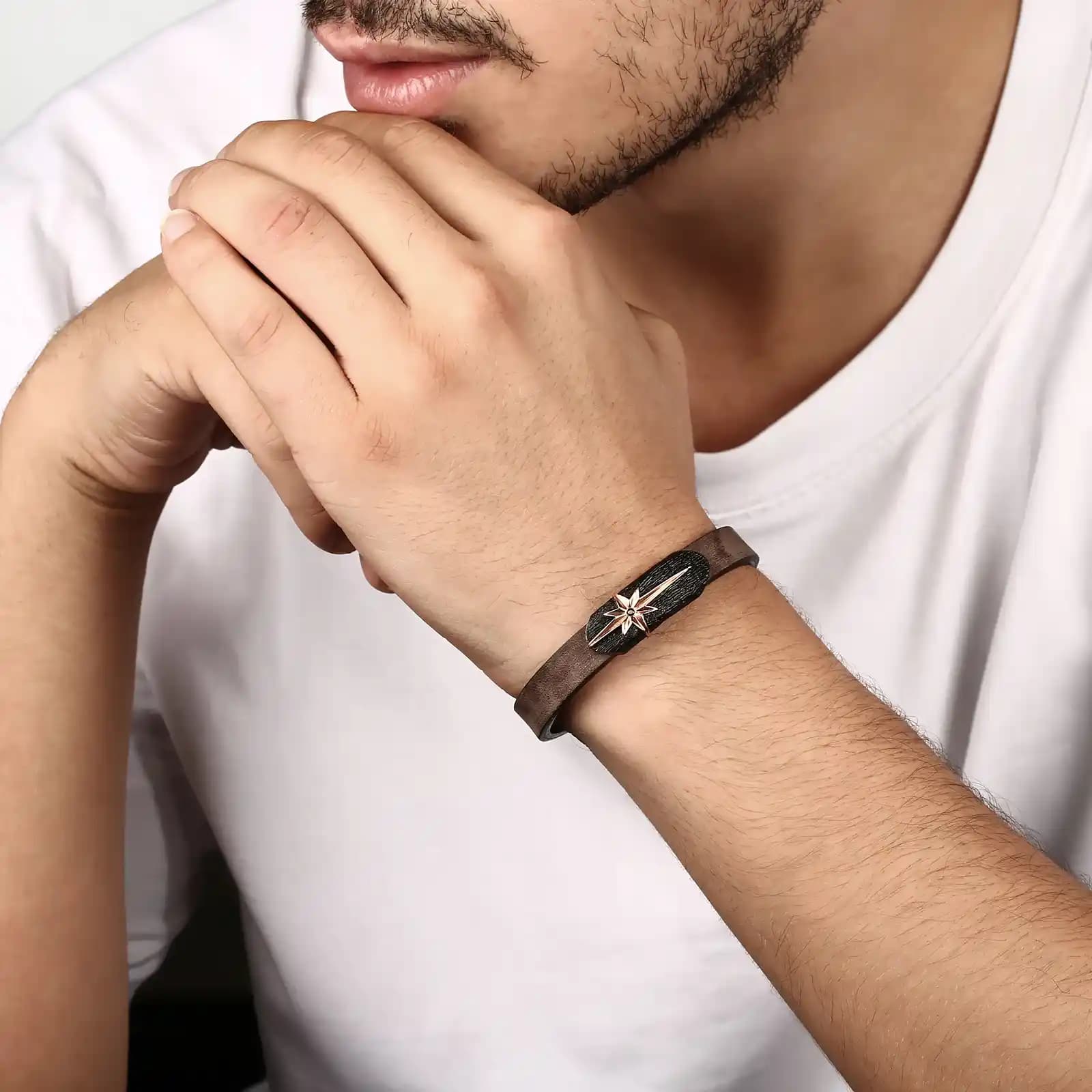 Erkekler İçin Deri ve Gümüş Bileklikler: Moda Dünyasında Kendine Has Bir İz Bırakmak