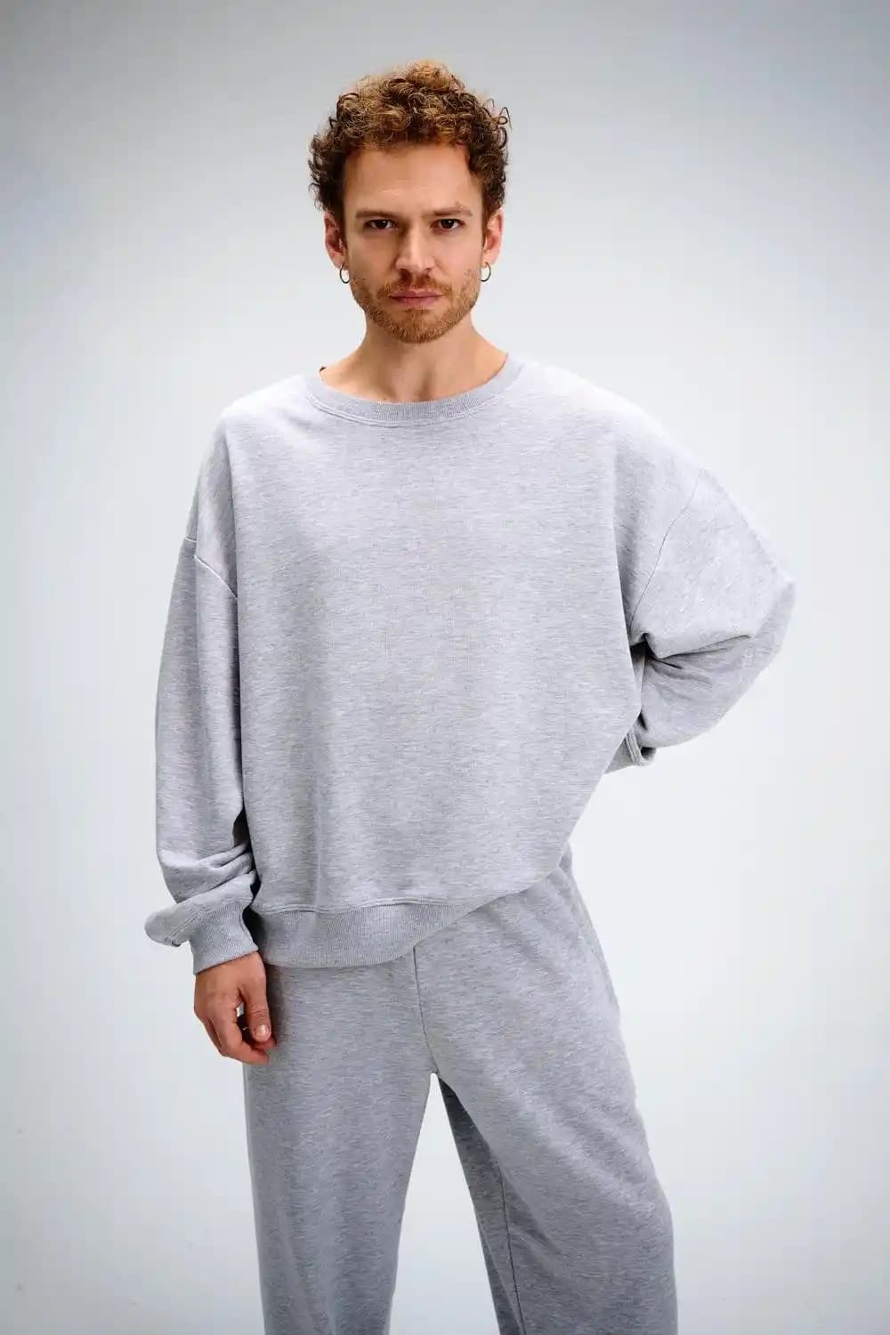 Erkekler İçin Gri Oversize Sweatshirt: Günlük Şıklık ve Rahatlığın Modern Buluşması