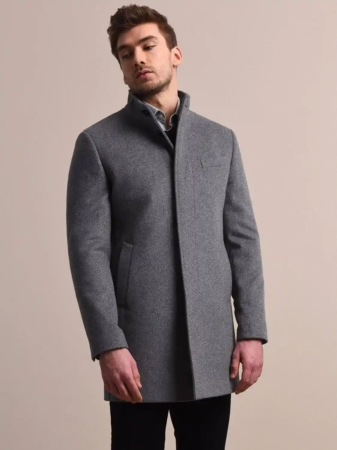 Erkekler İçin Gri Palto Trendleri ve Stil İpuçları 2023