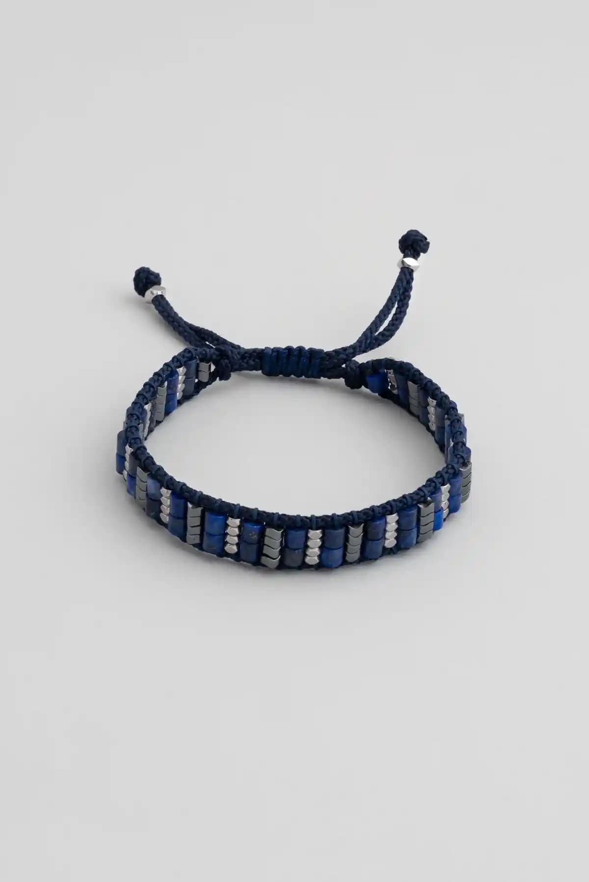 Erkekler İçin İp Bileklikleri: Moda ve Tarzınızı Yansıtan Güncel Aksesuar Seçenekleri