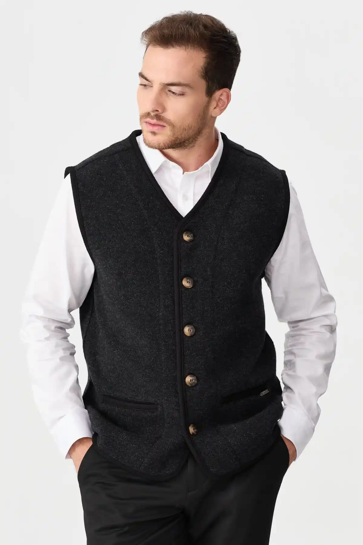 Erkekler İçin Keçe Yelek Modası: Sıcak ve Şık Bir Trend Analizi