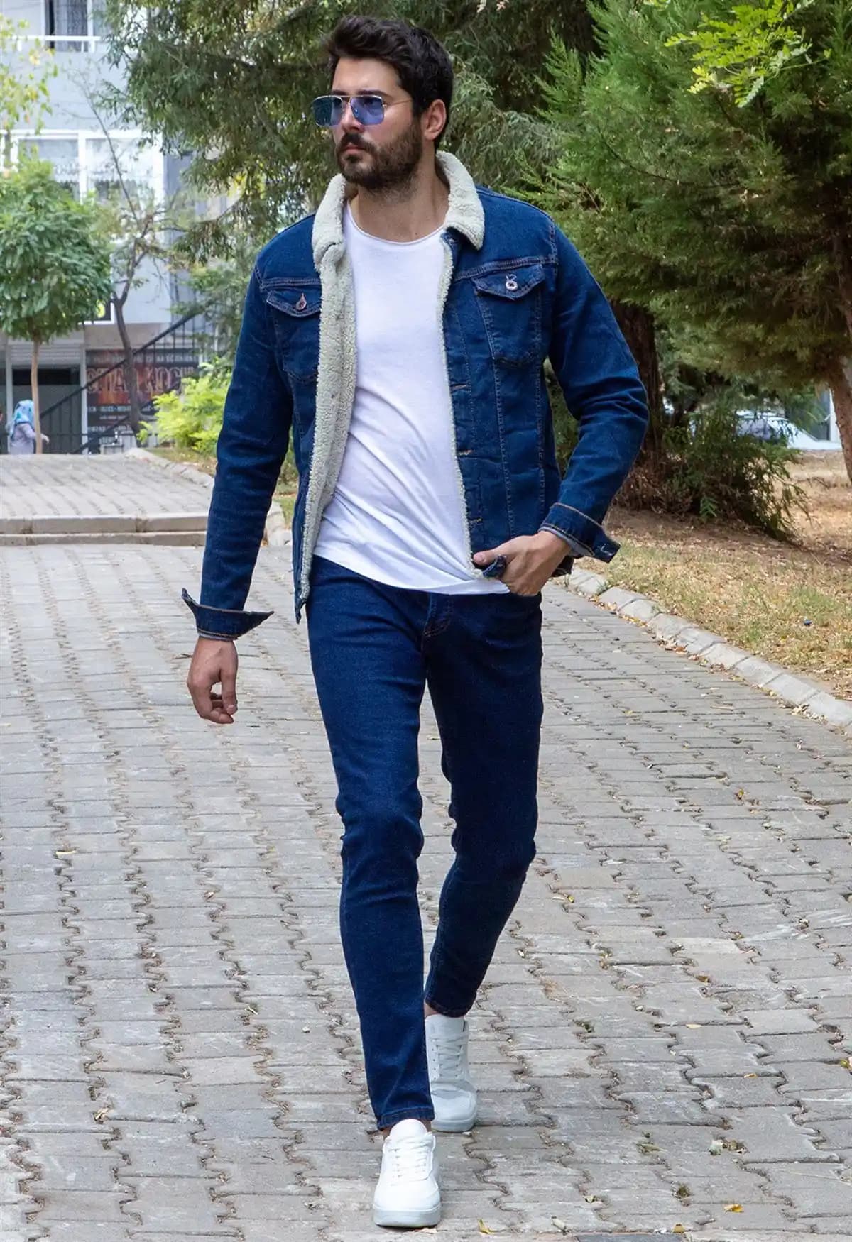 Erkekler İçin Mavi Kot Pantolon Kombinleri: Günlük ve Şık Tarzlar İçin Stil İpuçları