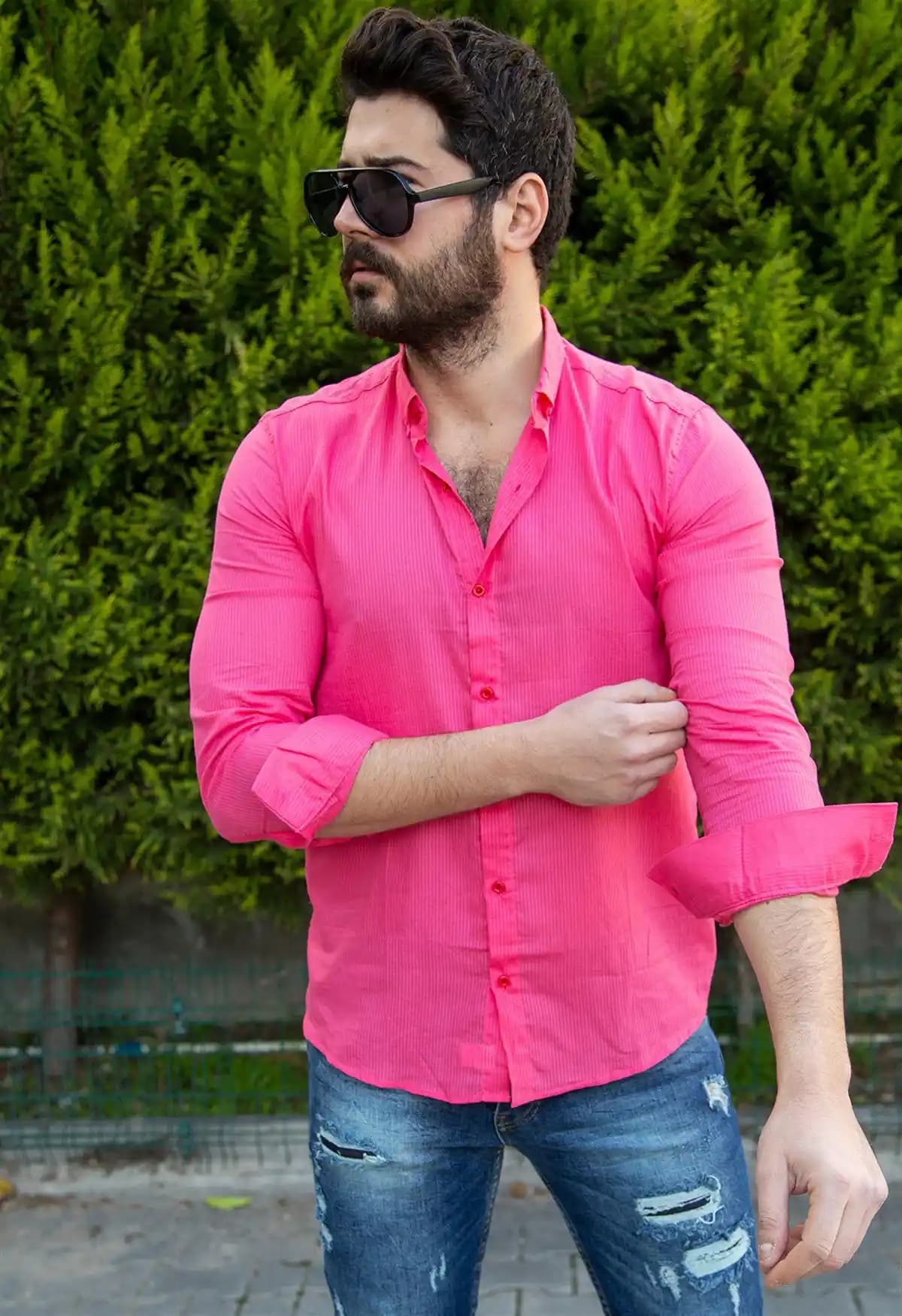 Erkekler İçin Pembe Gömlek Kombinleri: Şıklık ve Renk Uyumu Rehberi