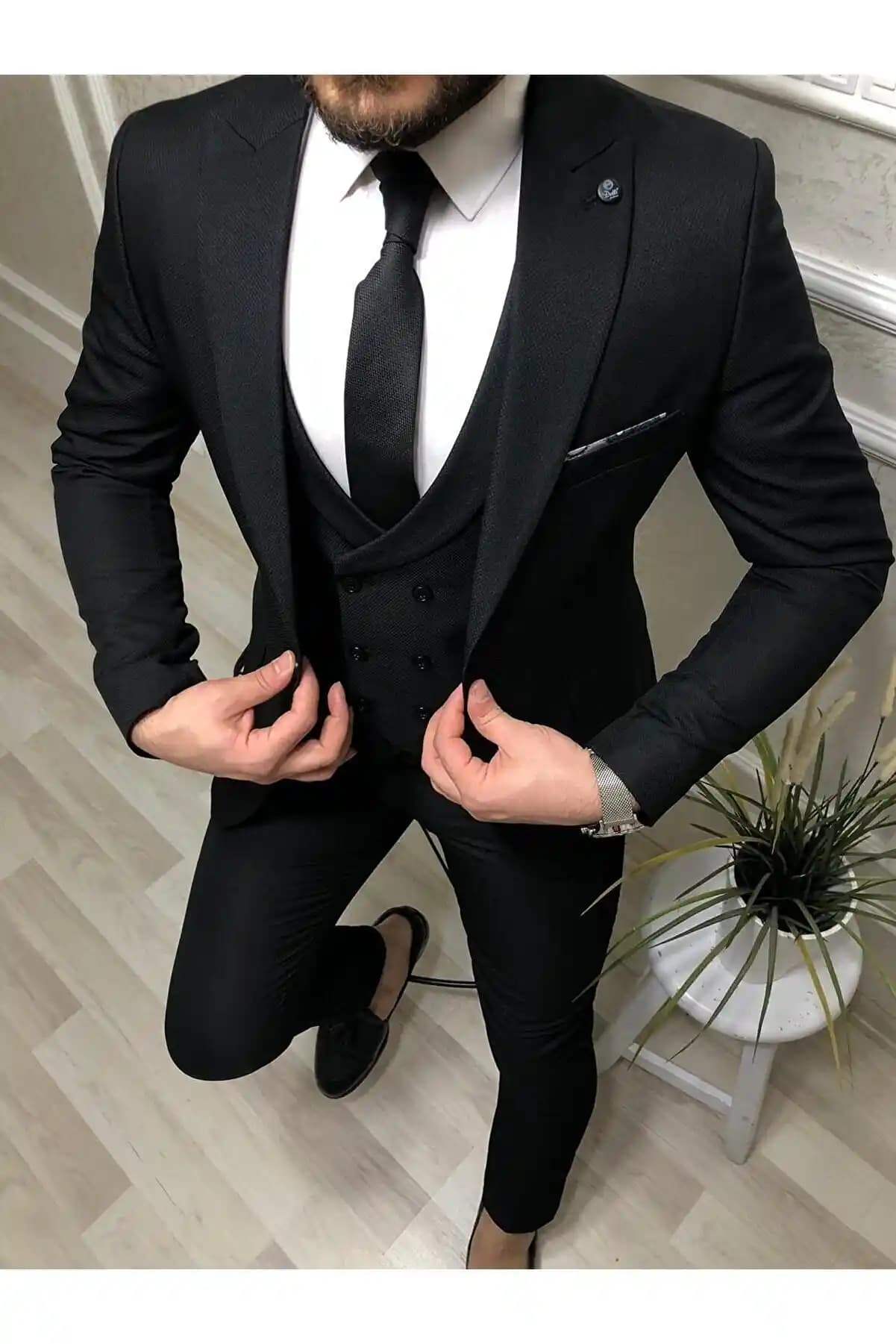 Erkekler İçin Siyah Slim Fit Takım Elbise: Modern Şıklık ve Çok Yönlülük Rehberi