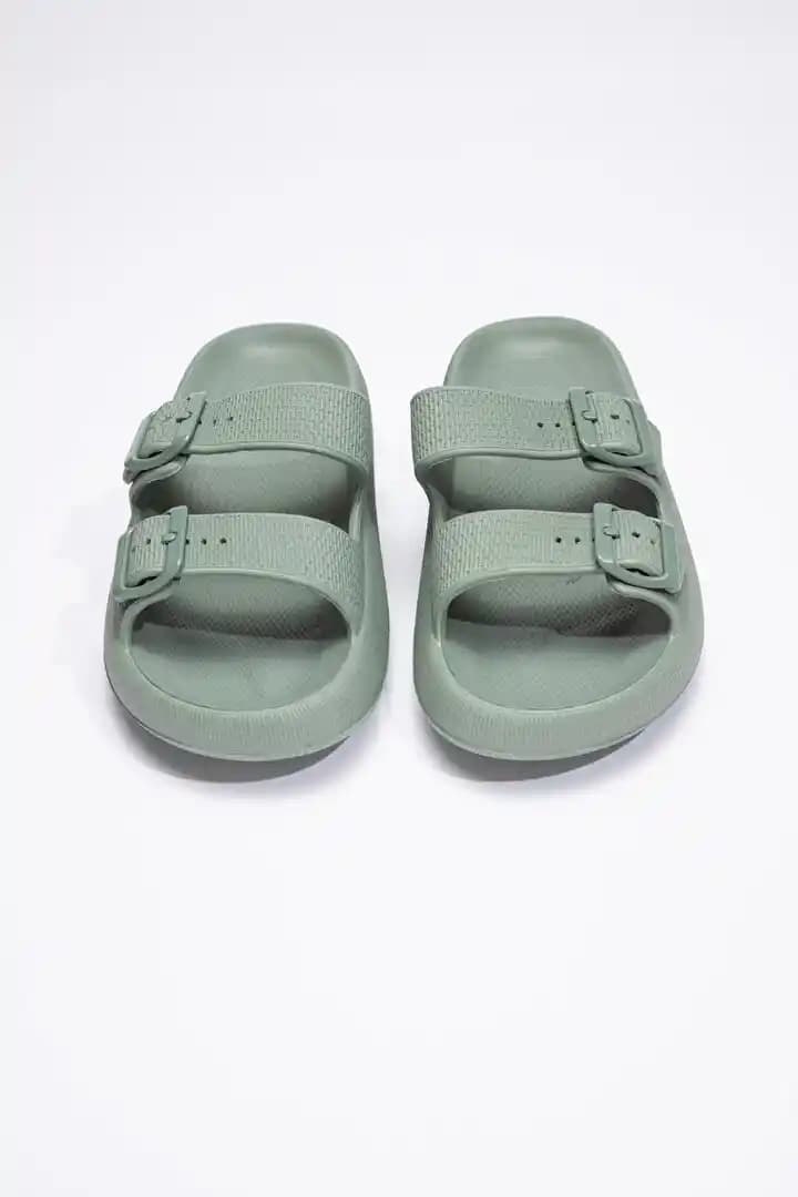 Ev Modasında Konfor ve Şıklığı Bir Arada Sunan Modern Eve Terlikleri Rehberi