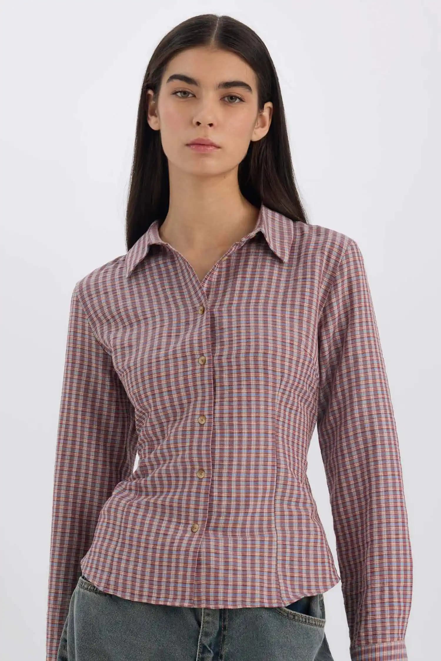 Fit Gömlek Nedir ve Modern Moda Trendlerinde Nasıl Kombinlenir