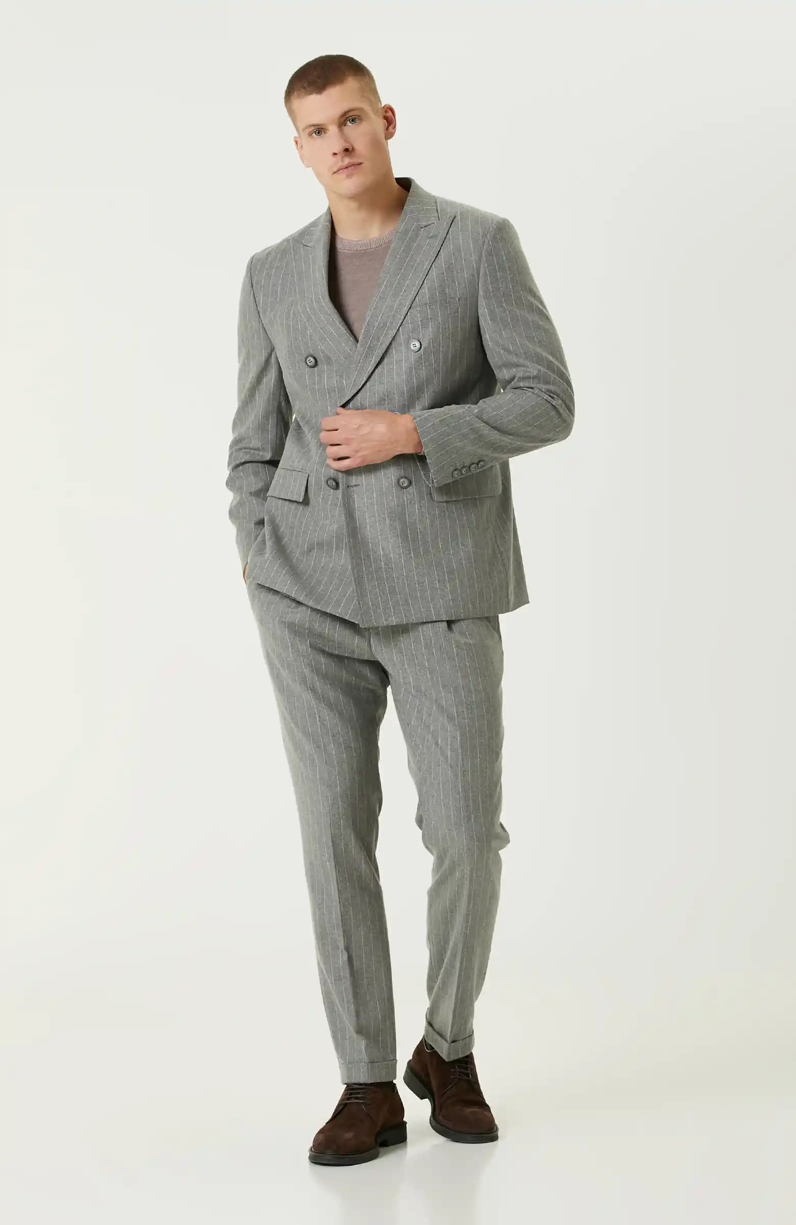 Flanel Takım Elbise: Konfor ve Şıklığı Bir Arada Sunan Moda Tercihi