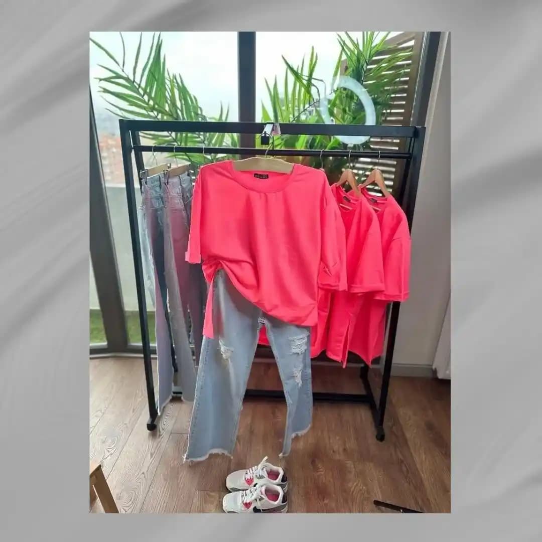 Fosforlu Tişörtler Moda Dünyasında Parlayan ve Cesur Bir Tarz Seçeneği