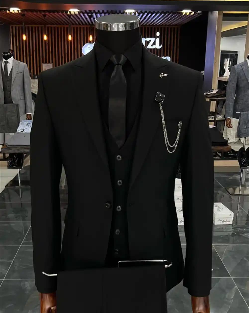 Full Siyah Takım Elbise Modada Zamansız Şıklık ve Çok Yönlülük Rehberi