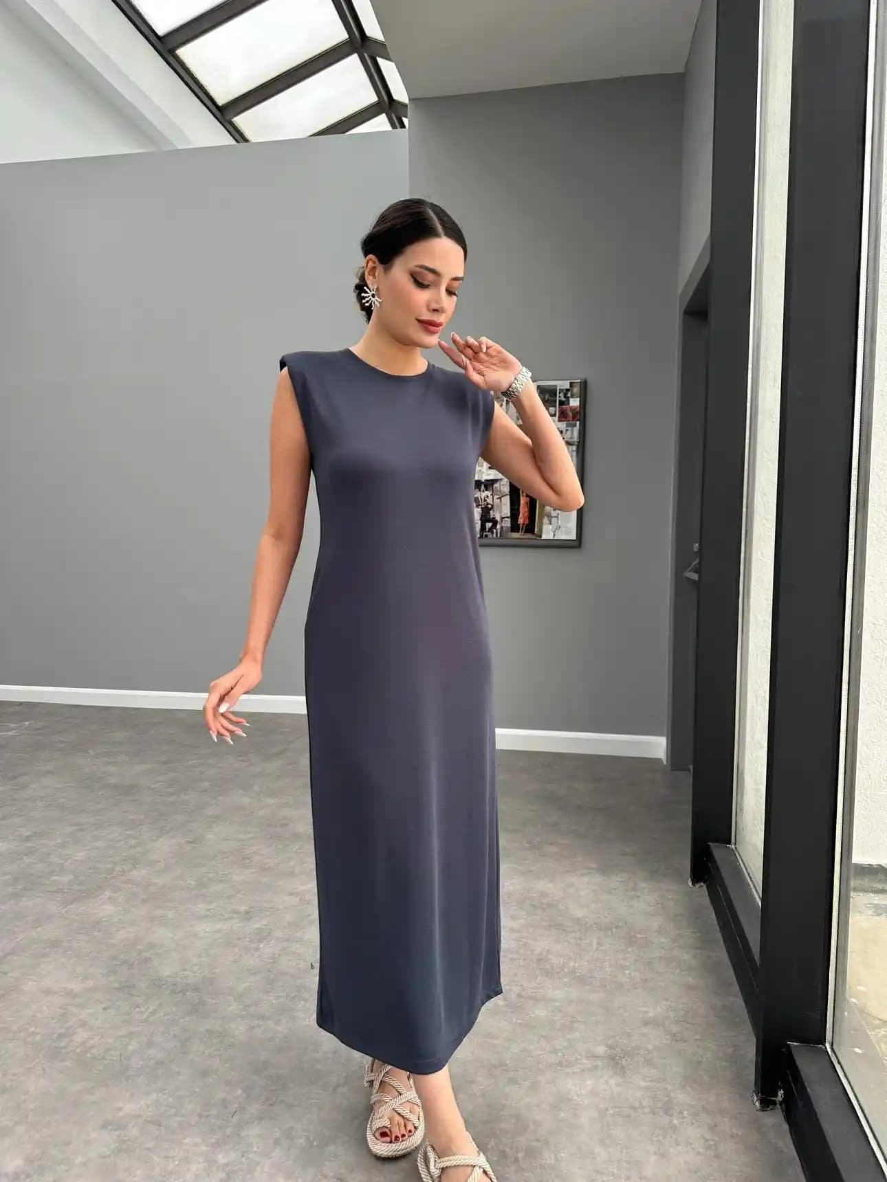 Füme Elbise: Zamansız Şıklık ve Çok Yönlülük Sunan Moda Parçası