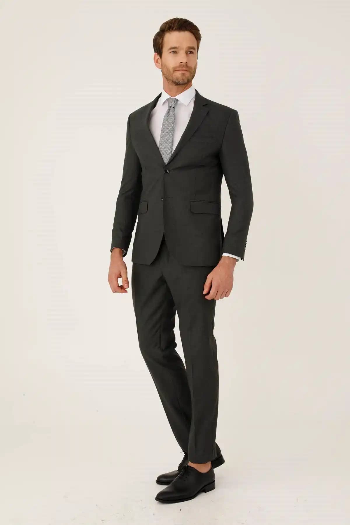 Füme Erkek Takım Elbise: Şıklık ve Zarafetin Modern Yorumları
