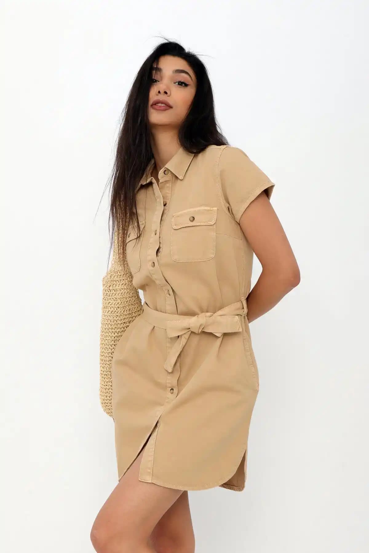 Gabardin Elbise: Dayanıklı ve Şık Modanın Vazgeçilmez Parçası