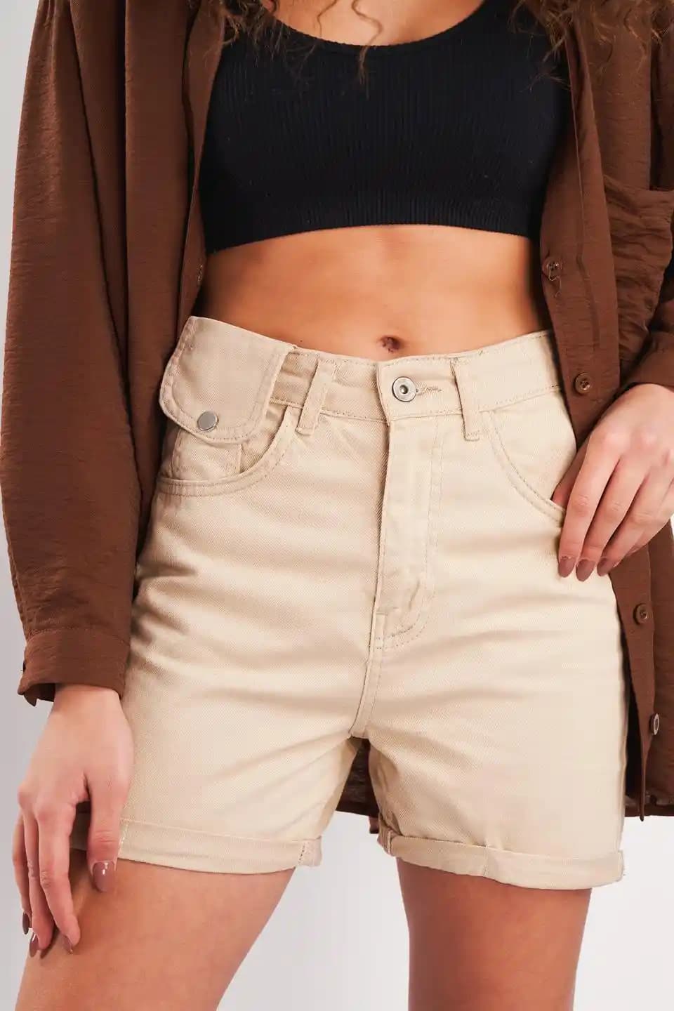 Gabardin Şort Modası: Yaz Aylarında Şıklık ve Konforun Mükemmel Buluşması