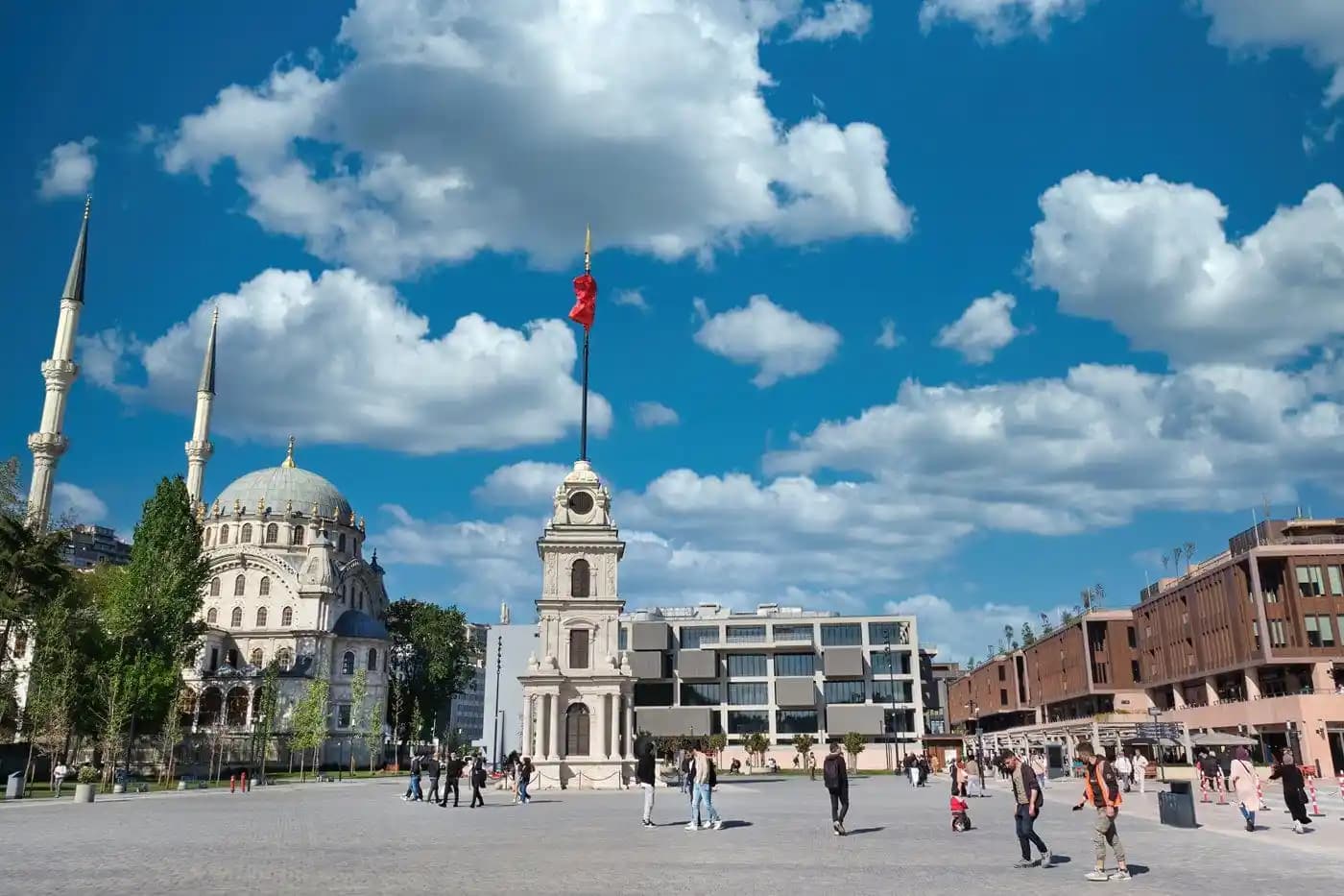 Galataport Mağazaları: İstanbul'da Moda ve Lüks Alışverişin Yeni Adresi