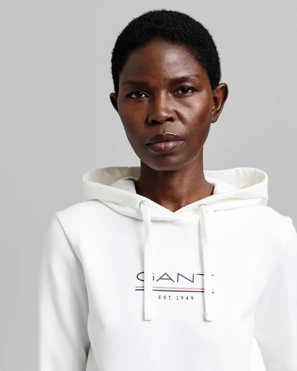 Gant Beyaz Sweatshirt ile Şıklık ve Rahatlığı Bir Arada Yakalayın