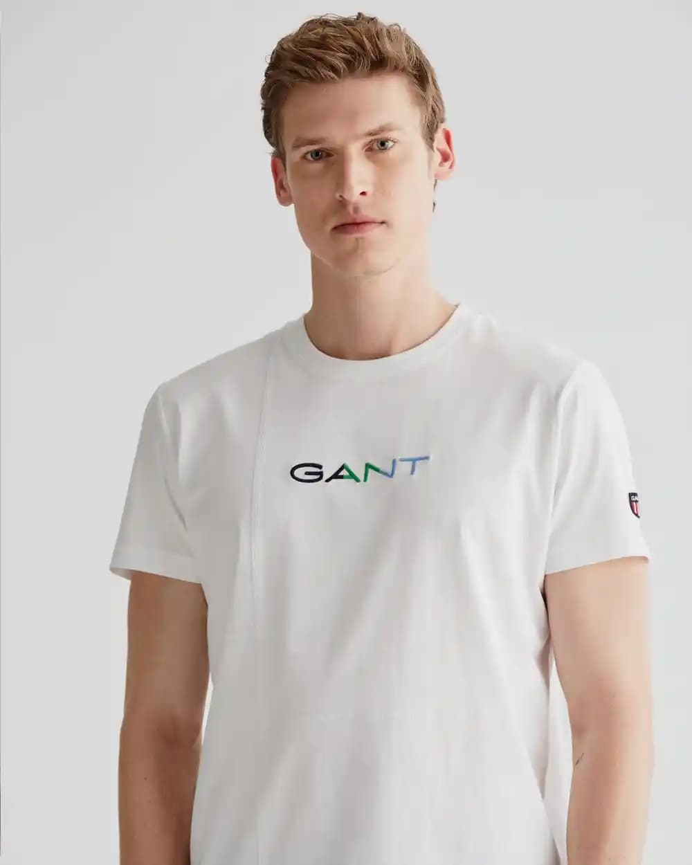 GANT Beyaz Tişörtleri: Moda Dünyasında Zamansız ve Şık Bir Parça Analizi