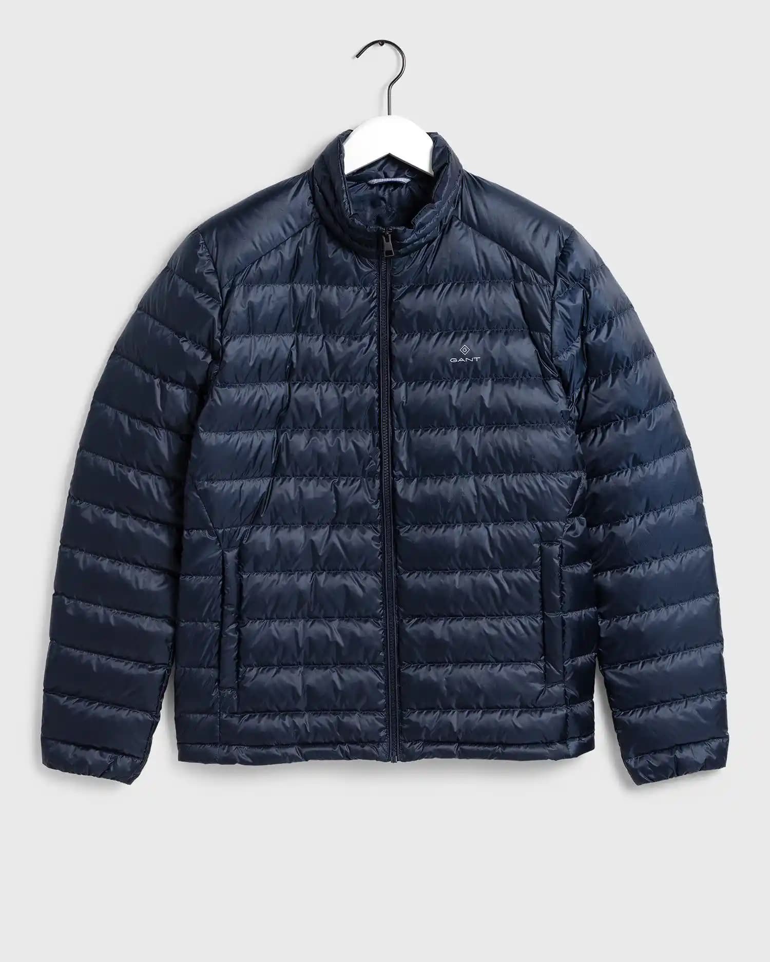 Gant Kaz Tüyü Montu: Kış Şıklığı ve Sıcaklığını Bir Arada Sunan Moda Parçası