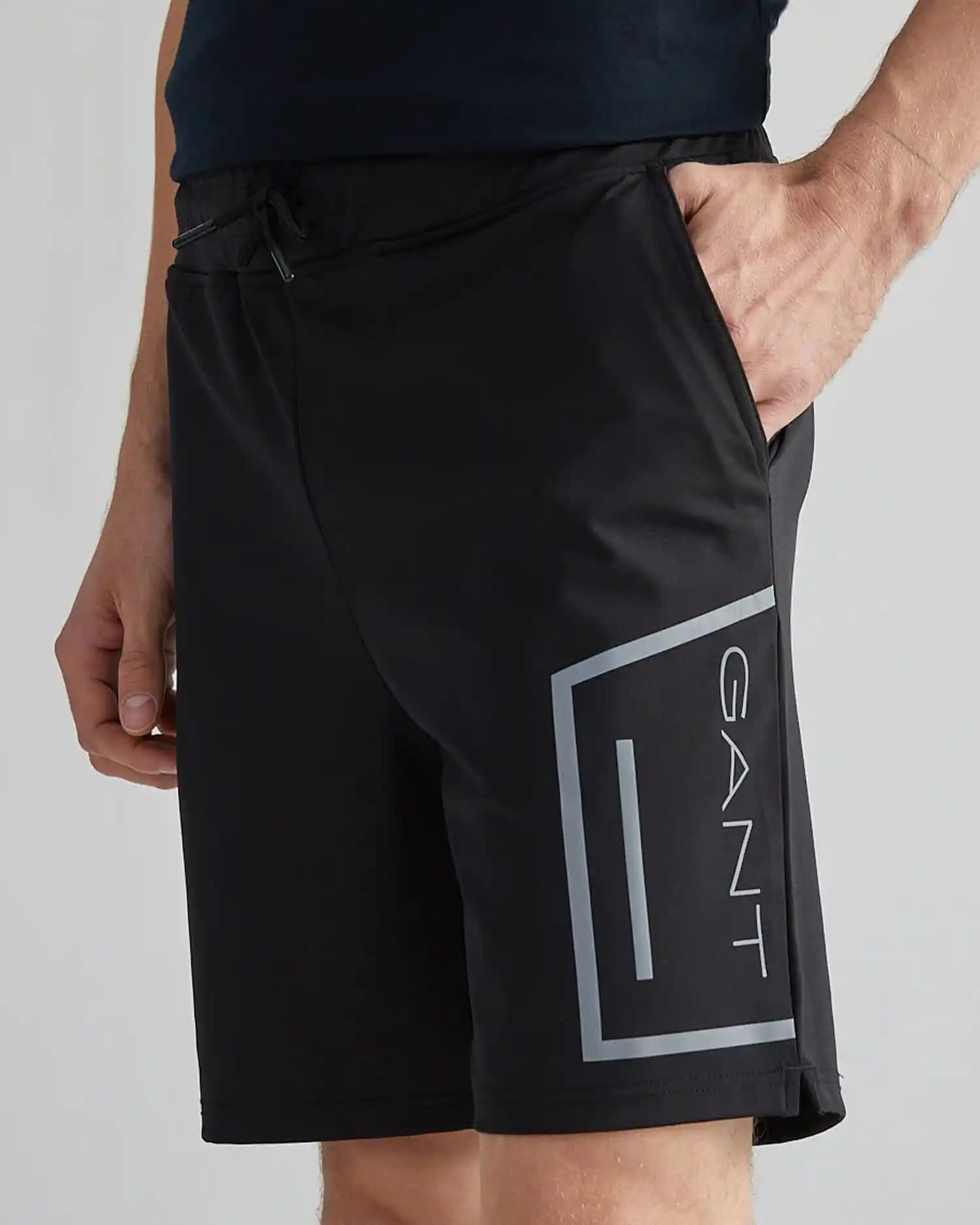 Gant Şortlar: Yaz ve Bahar Trendlerini Yansıtan Modern ve Şık Parçalar