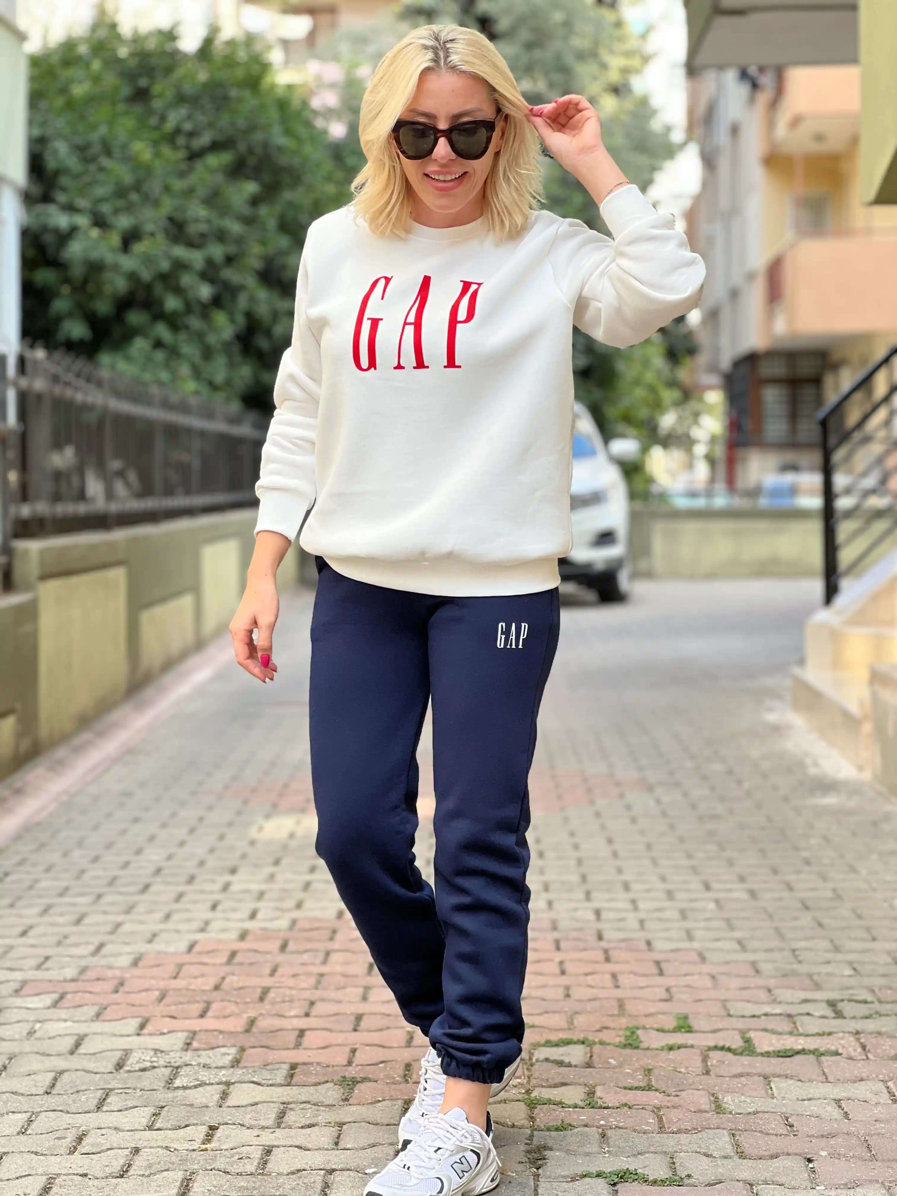 Gap Beyaz Sweatshirt: Moda Dünyasında Zamansız Şıklık ve Çok Yönlü Kullanım İpuçları
