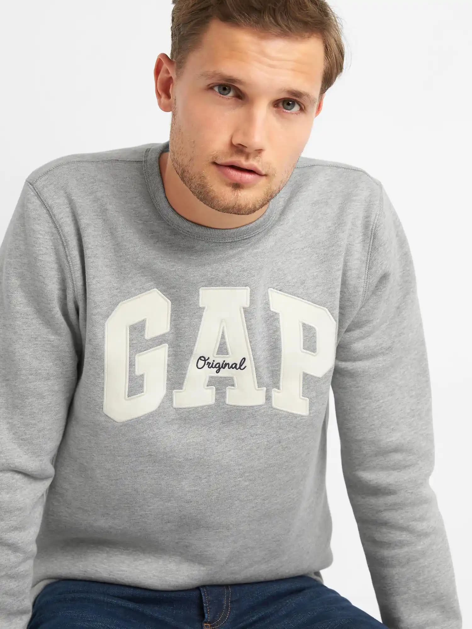Gap gri sweatshirt ile günlük şıklık ve konforu yakalamanın yolları