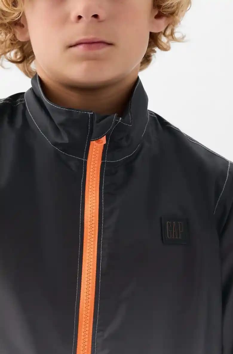 Gap ile Moda Dünyasında Yağmurlukların Yeri ve Güncel Trendler Analizi