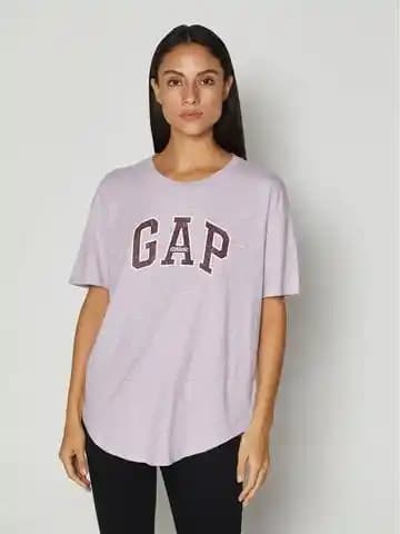 Gap Kadın Tişörtleri: Rahatlık ve Şıklığın Modern Moda İle Buluşması