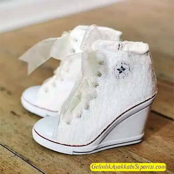 Gelinlik Altına Converse Giymenin Moda Dünyasında Yükselişi ve Stil İpuçları