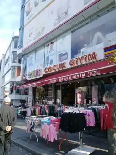 Genç Giyim Mağazalarının Günümüzdeki Rolü ve Moda Trendlerine Etkisi