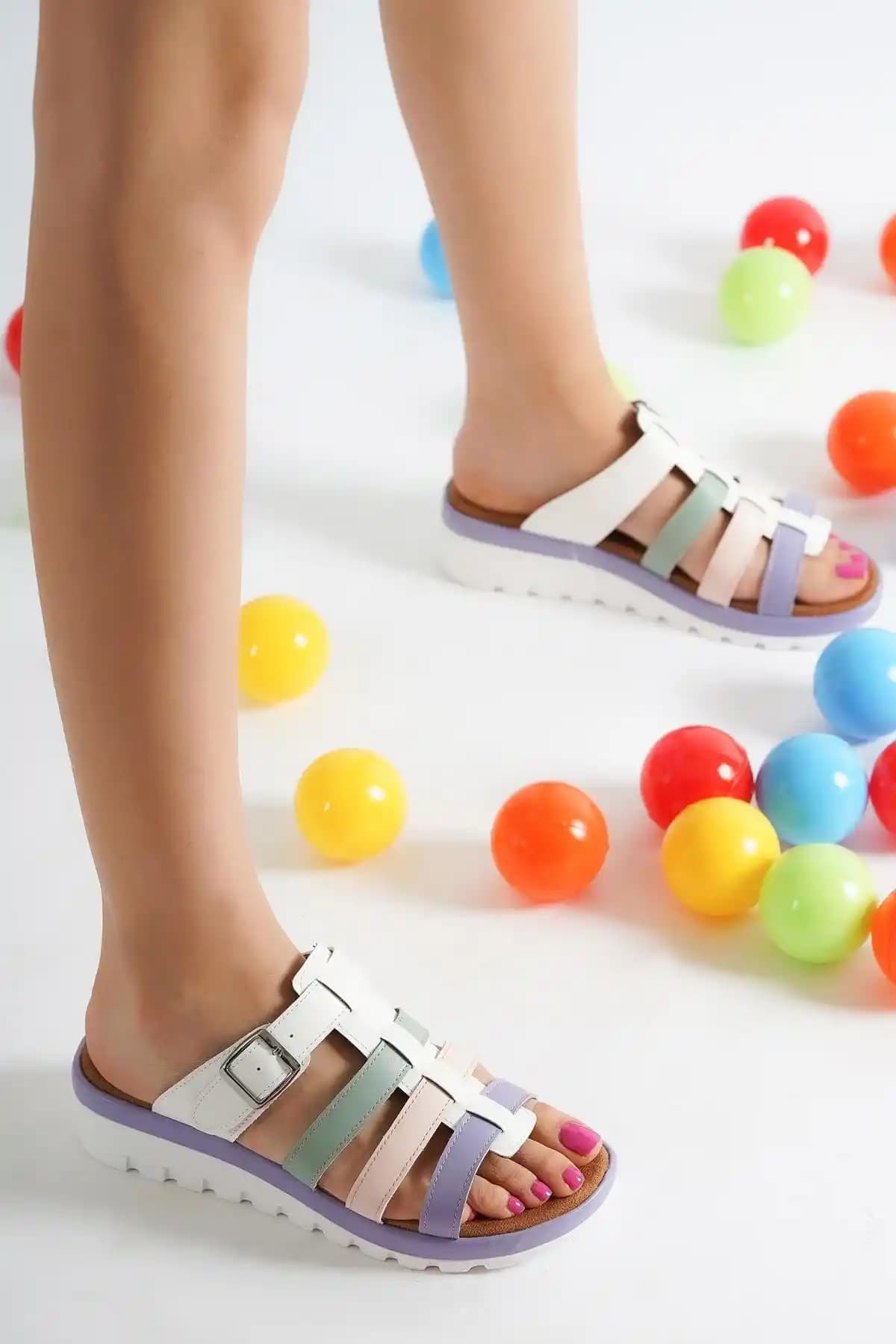 Gladyatör Terlikleri: Tarihsel Kökenleri ve Güncel Moda Trendlerindeki Yeri