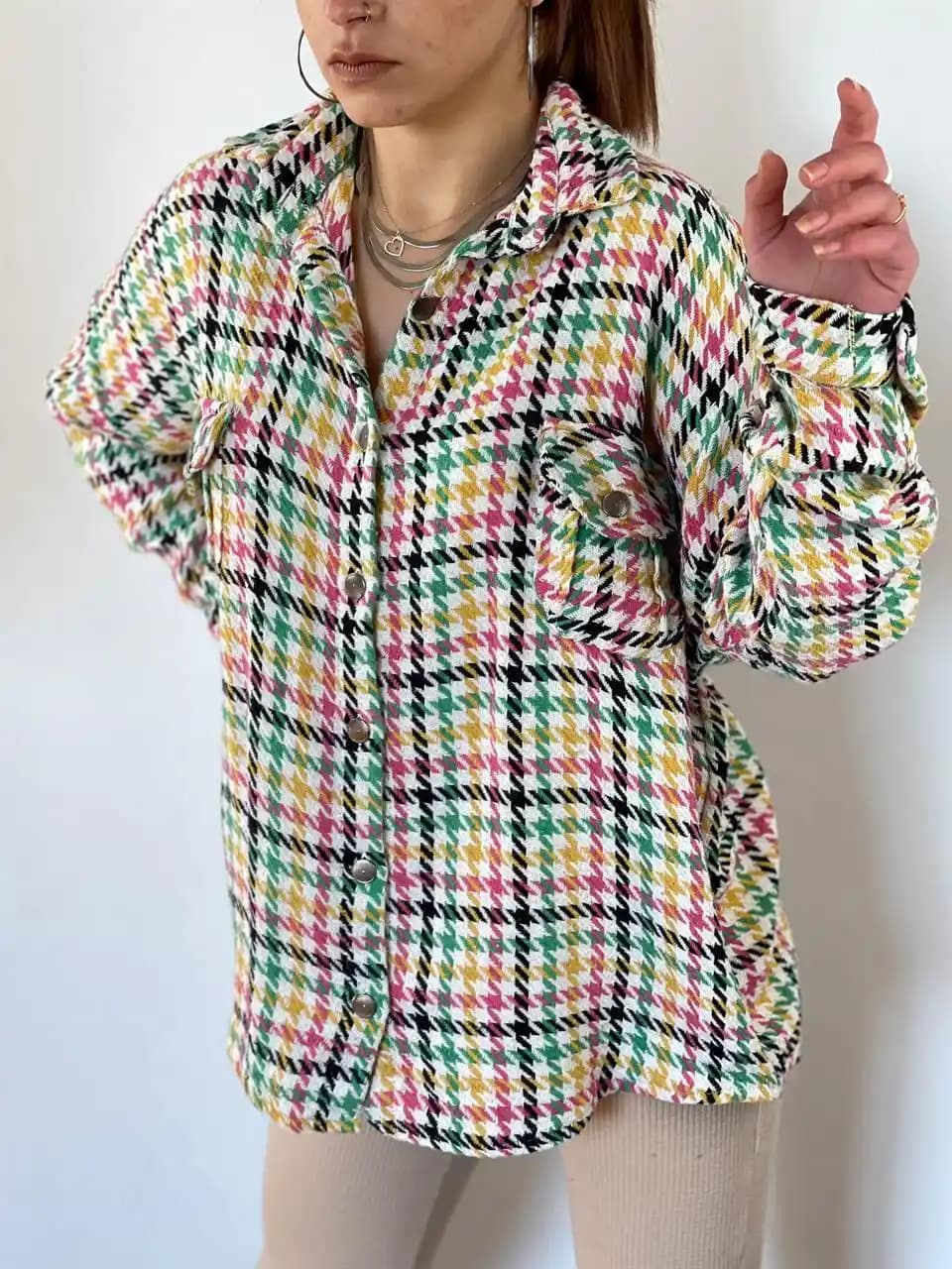 Gökkuşağı Gömlekleri ve Moda Dünyasında Renklerin Gücü Analizi