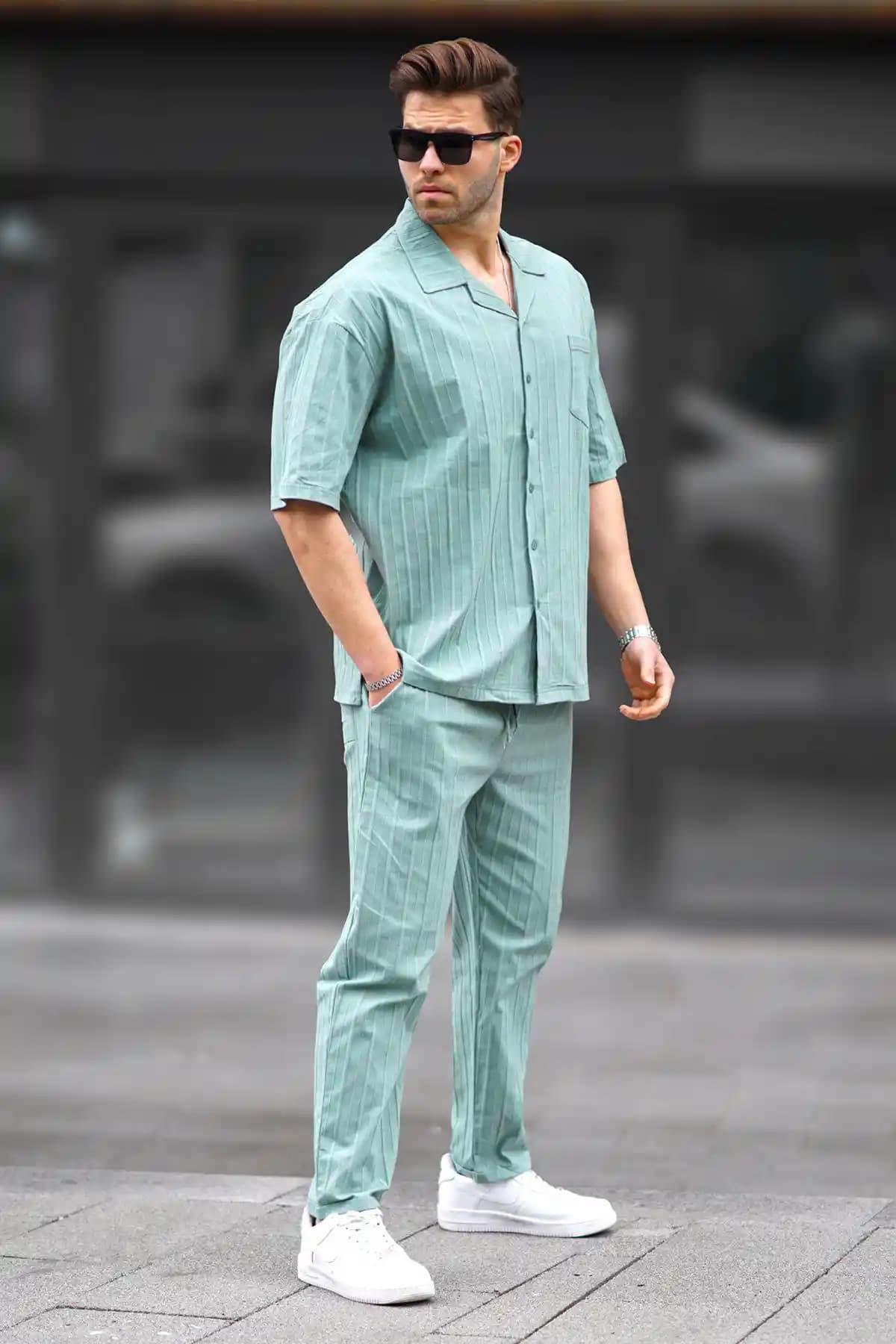 Gömlek ve Pantolon: Moda Dünyasında Zamansız ve Şık Kombinasyonlar