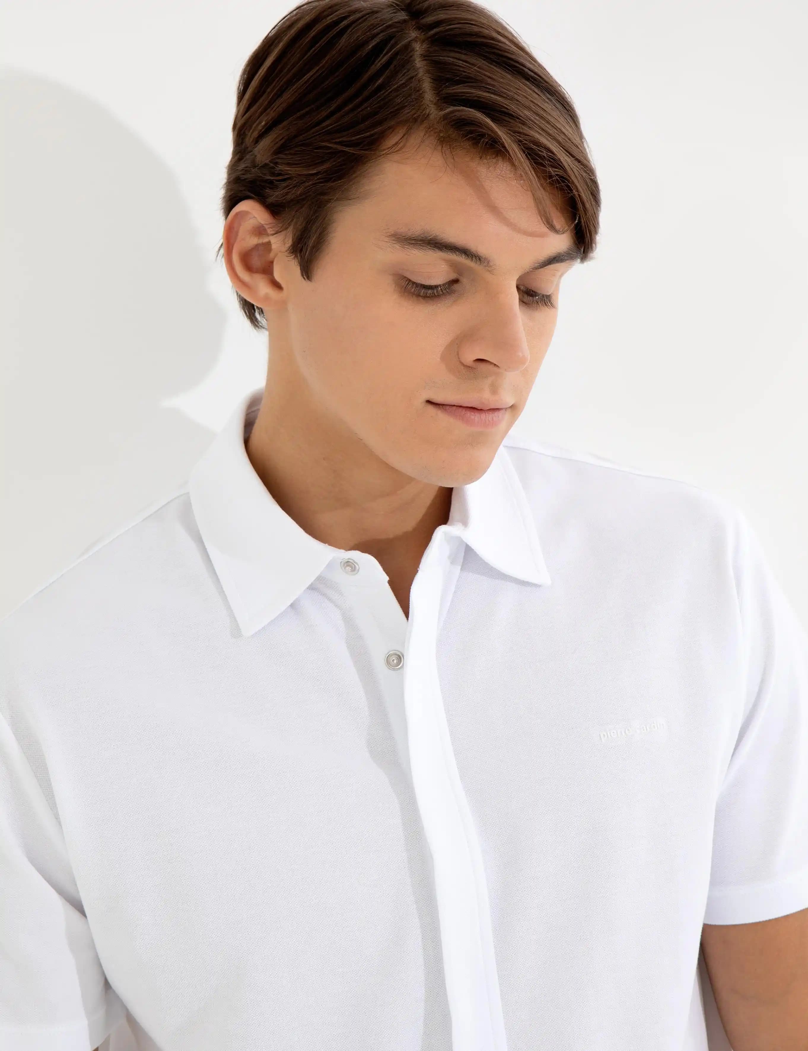 Gömlek Yaka Tişörtler: Rahat ve Şık Kombinasyonların Güncel Moda Tercihi