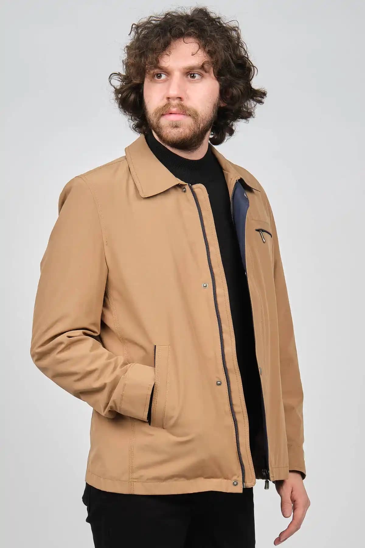 Gömlek Yakalı Montlar: Moda Trendleri ve Kombinasyon İpuçları