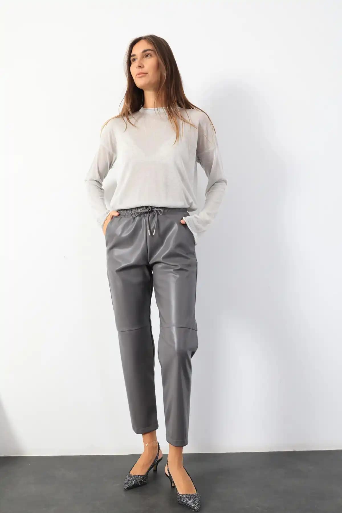 Gri Beli Lastikli Pantolon: Rahat ve Şık Günlük ve Ofis Kombinleri İçin Modern Trend