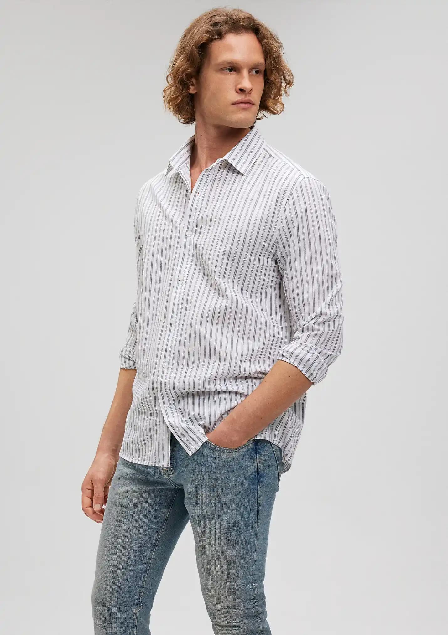 Gri Çizgili Gömlek: Zamansız ve Çok Yönlü Moda Parçası Hakkında Kapsamlı Bilgi