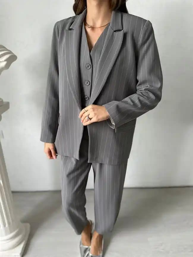 Gri Çizgili Takımın Stil İpuçları ve Moda Trendleri Analizi