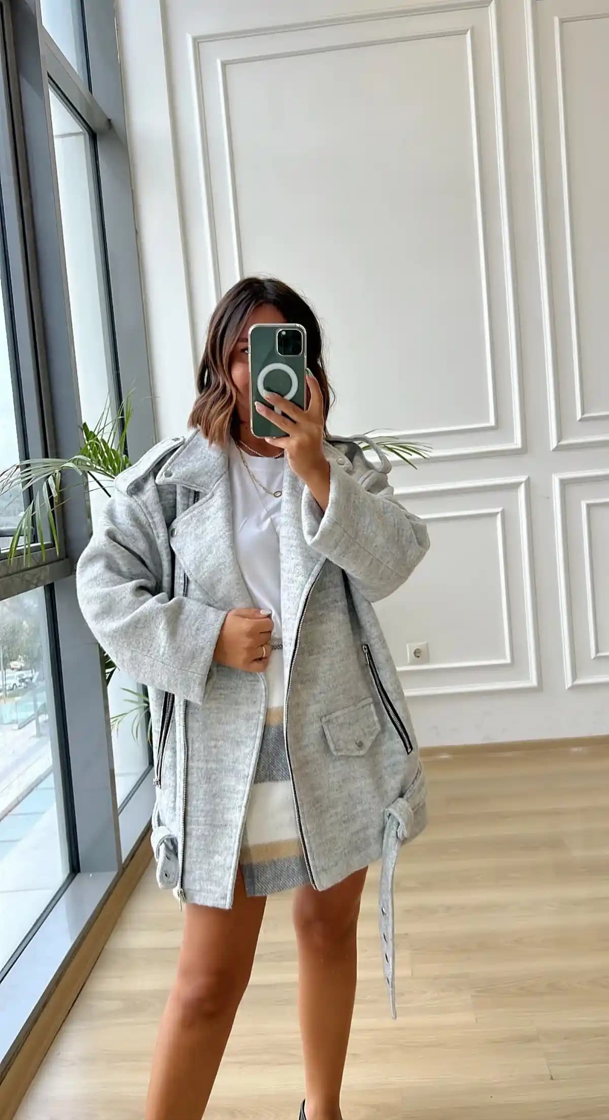Gri Kaşe Mont: Zamansız Şıklık ve Çok Yönlülük Sunan Moda Parçası