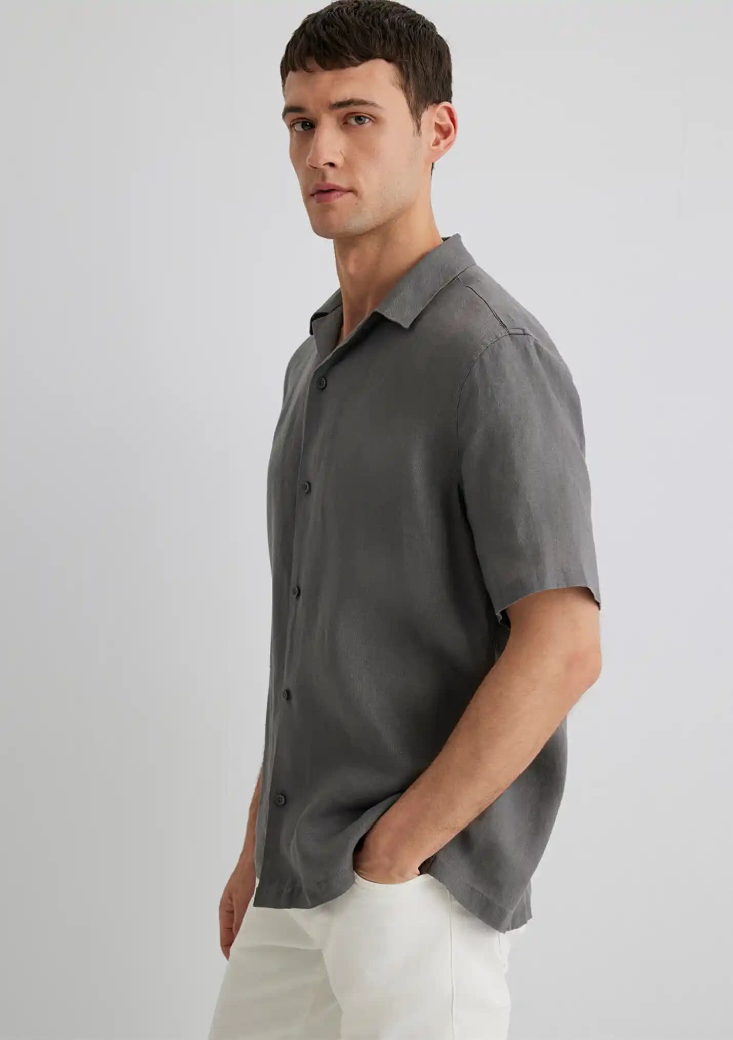 Gri Keten Gömlek: Zamansız Şıklık ve Sürdürülebilir Moda Trendleri