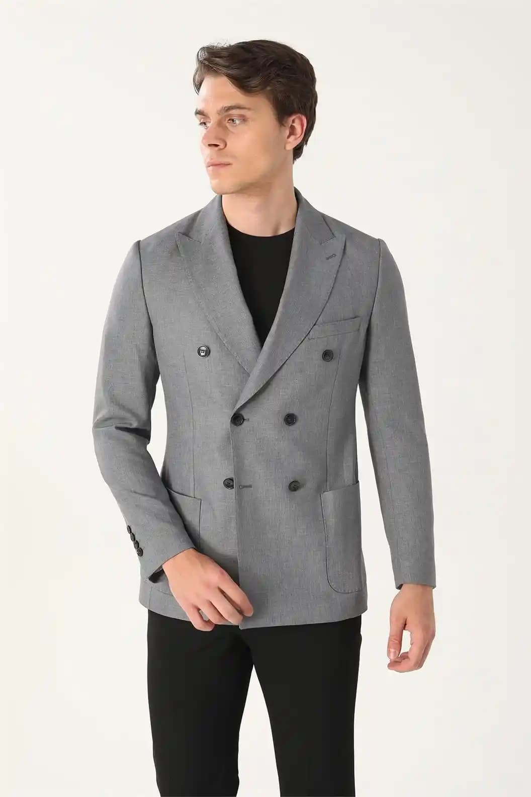 Gri Kruvaze Ceket: Zamansız Şıklık ve Çok Yönlü Moda Seçenekleri