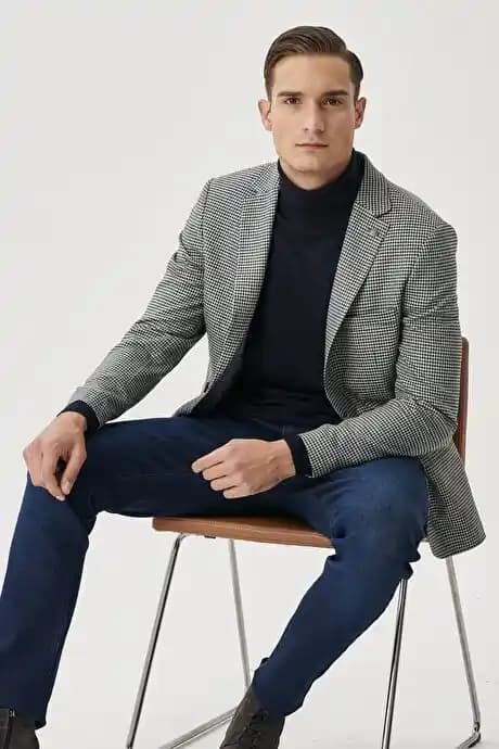 Gri Pantolon ve Lacivert Ceket Kombinasyonu: Moda Dünyasında Şık ve Zarif Seçenekler