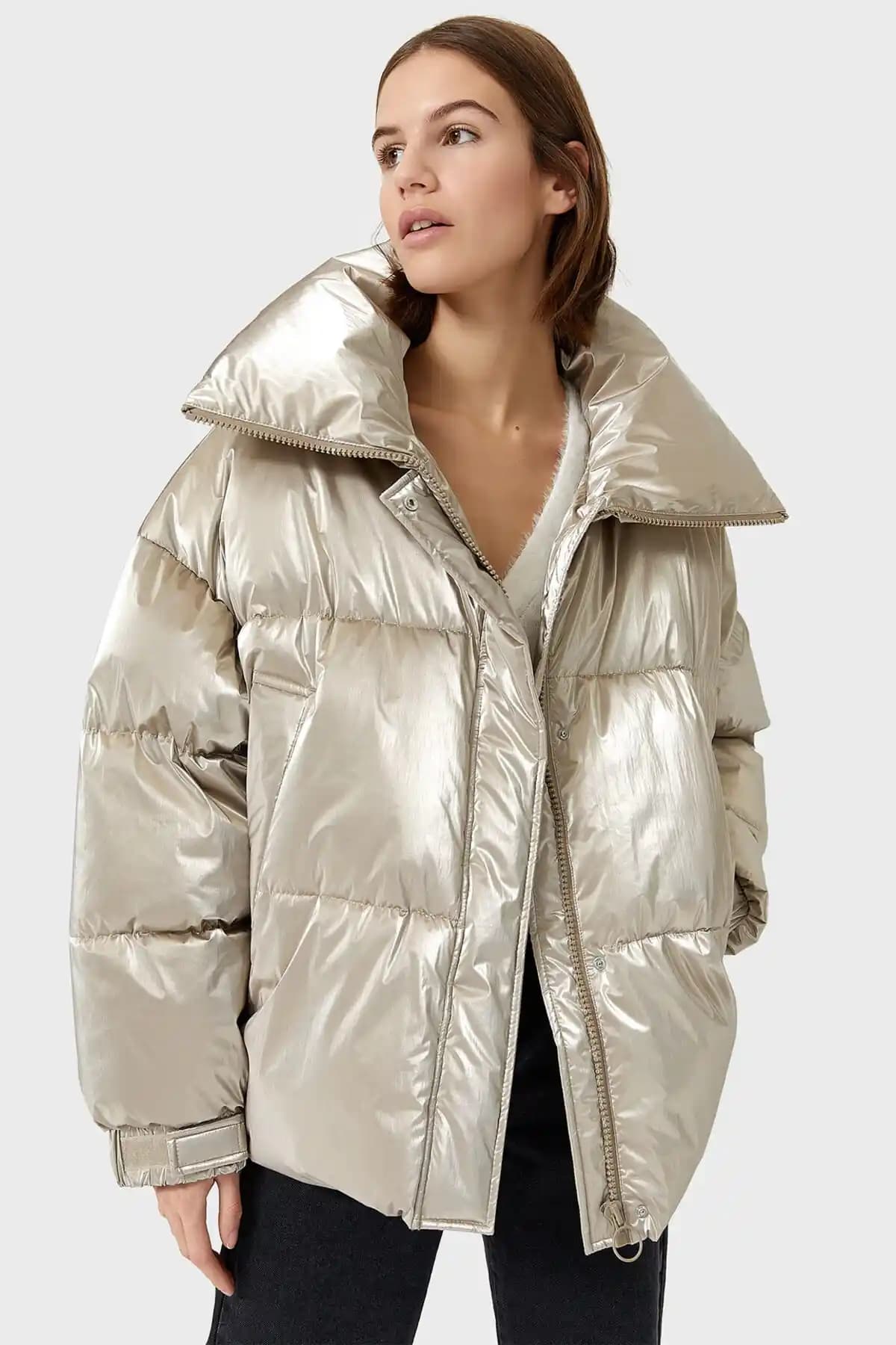 Gri Parlak Montlar: Kışın Şıklığını Yansıtan Modern ve Fonksiyonel Moda Parçası