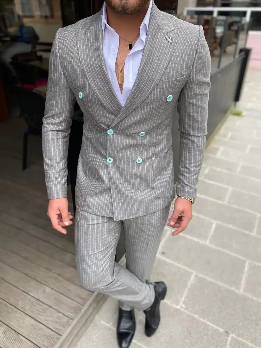 Gri Renk Takım Elbise: Moda ve Şıklığın Zamansız Simgesi